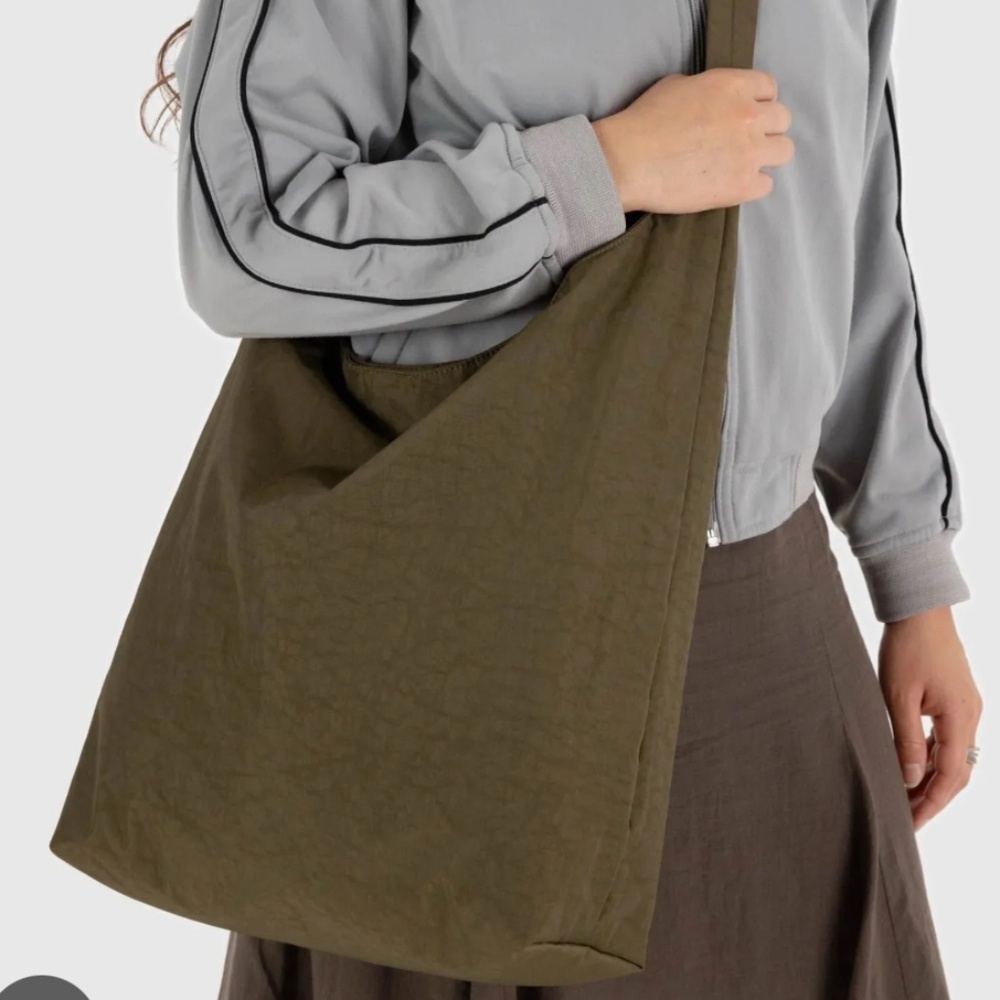 NWT BAGGU Large Nylon Sling in Seaweed